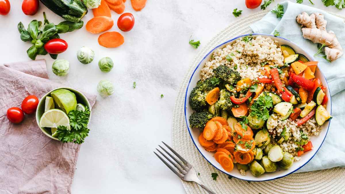 bowl z kaszą i warzywami w zdrowej diecie