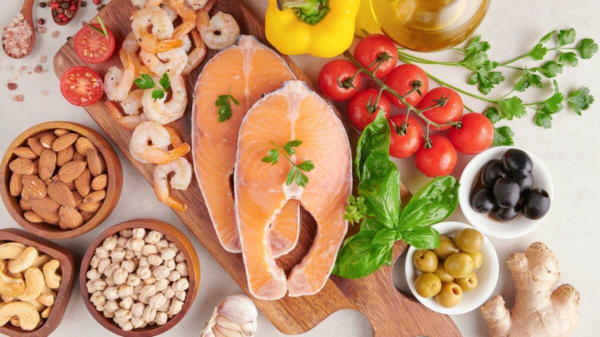 dieta na wysoki cholesterol - produkty zalecane: ryby, warzywa, orzechy