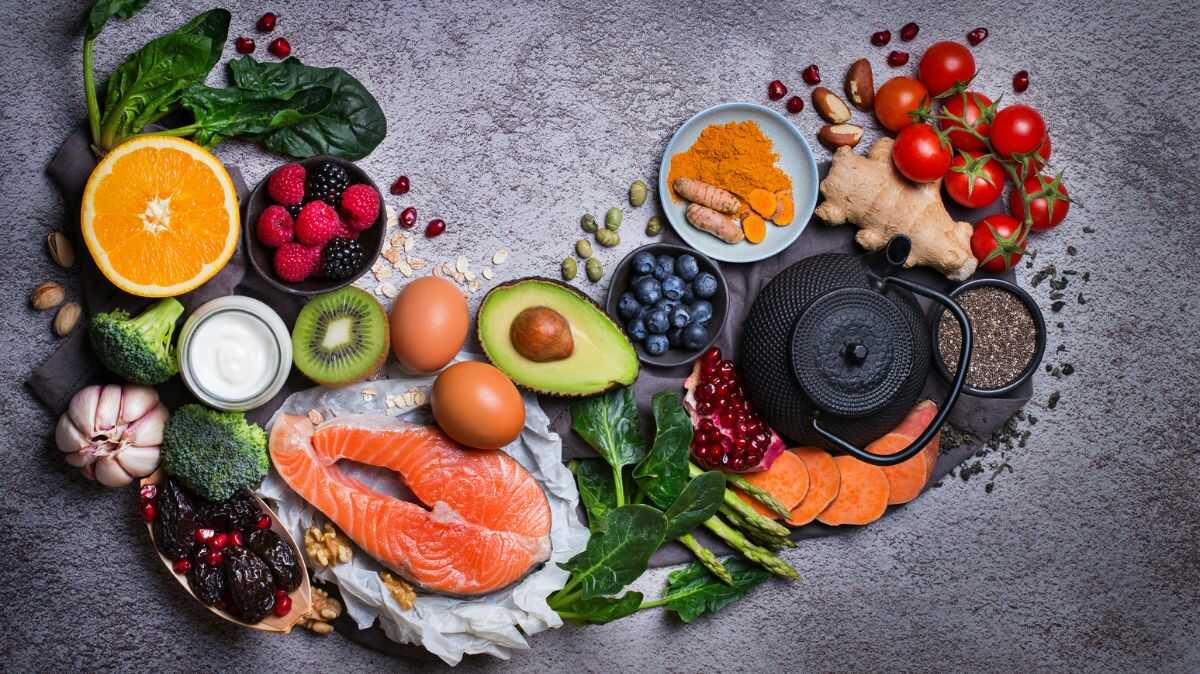 Jaka dieta na wysoki cholesterol - warzywa, owoce, strączki, chude mięso, orzechy