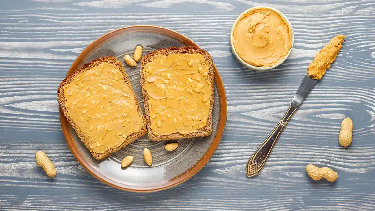 Do posiłków warto dodawać masło orzechowe, które zapewni energię, zdrowe tłuszcze i białko.