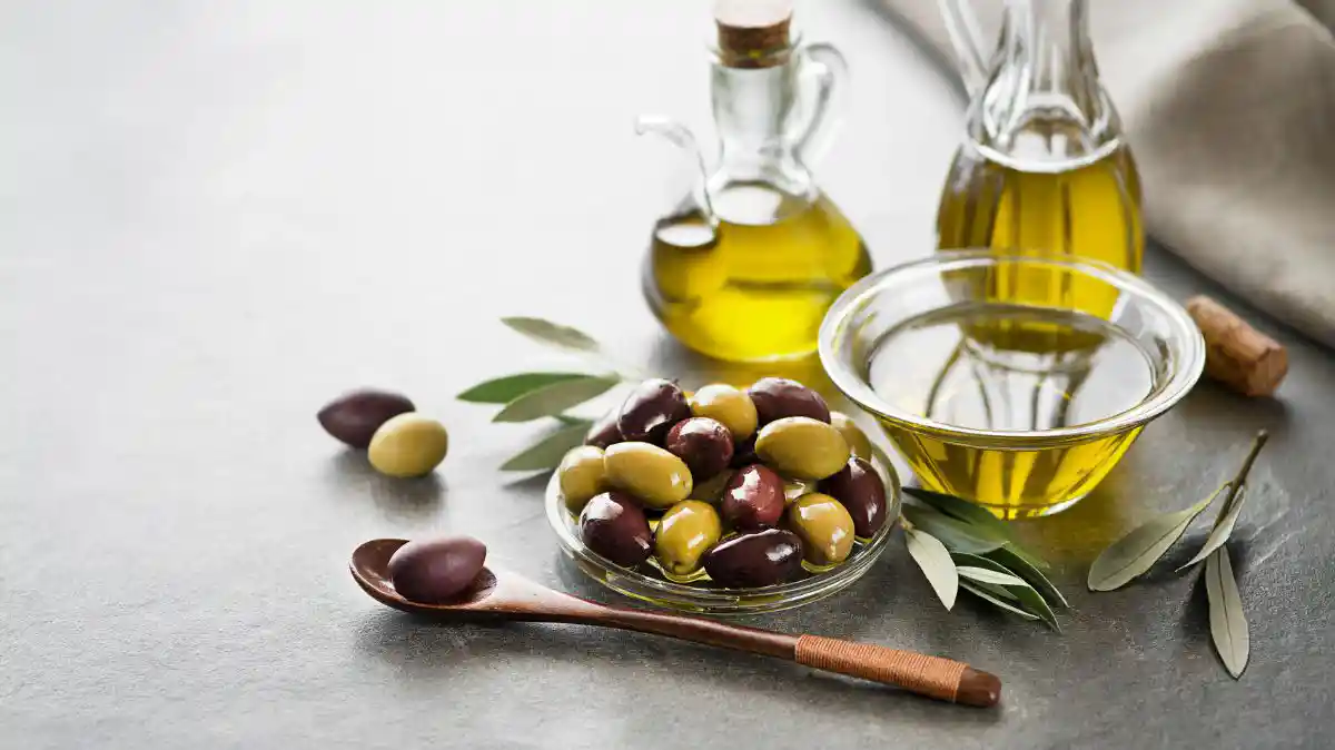 Oliwa z oliwek jako źródło zdrowych tłuszczów w diecie na serce.
