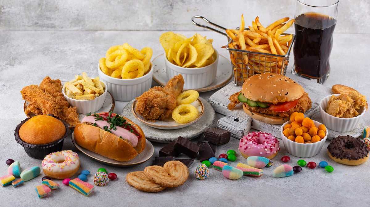 produkty niezalecane przy wysokim cholesterolu - tłuste mięso, fast foody, słodycze