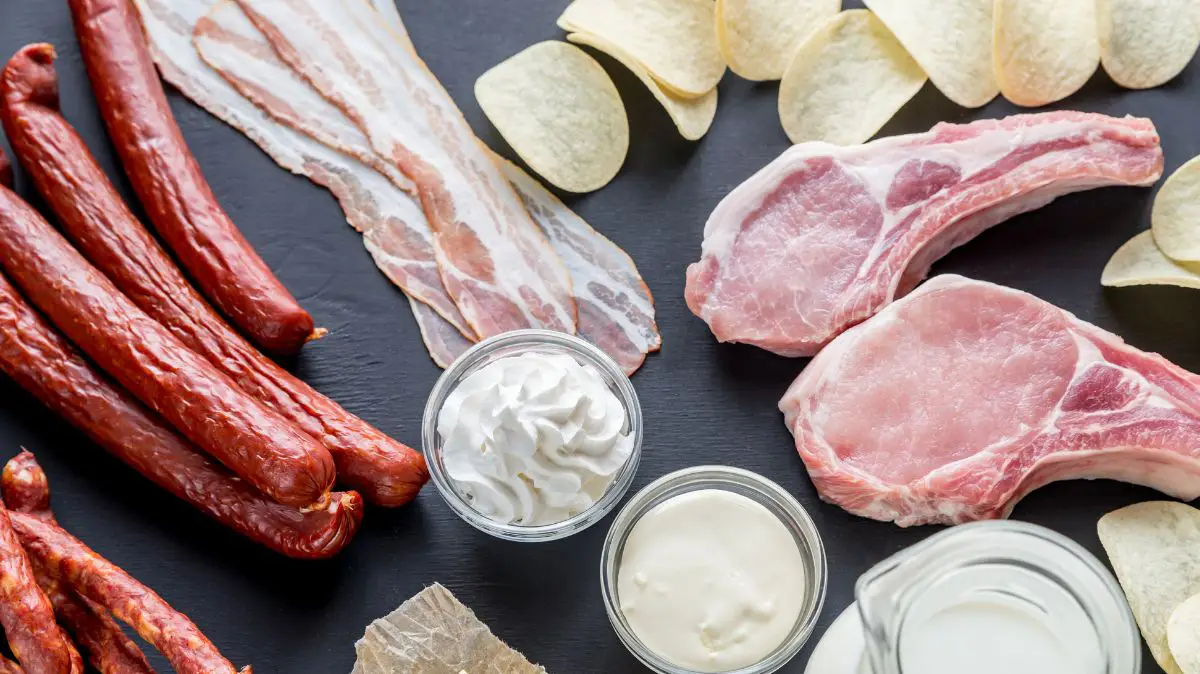 produkty zakazane na diecie trzustkowej i wątrobowej - tłuste mięsa i nabiał, chipsy